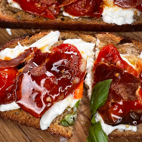 Photo Recette - Toast au jambon de parme, tomates et burrata